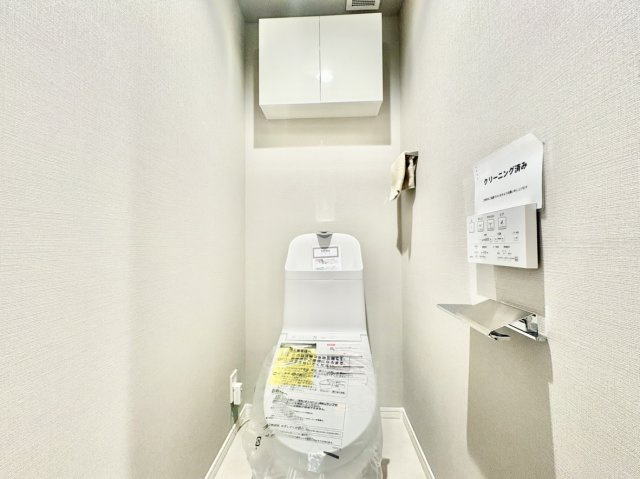 トイレ上部にはトイレットペーパーや掃除用品をすっきり目隠し収納できる扉付きの吊戸棚を設置。余計なものを床に置かずに済むため、空間を広く使えてお掃除も簡単、常に清潔な状態をキープできます。