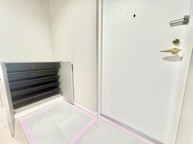 ロータイプの収納のため圧迫感がなく、玄関を広く見せる効果があります。天板（カウンター）の上には、お気に入りのインテリアやグリーン、お出かけ時にサッと取り出したい鍵などを置くスペースに最適です。