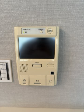 来訪者の姿を室内の大きな画面からはっきりと確認できる、安心のTVモニター付きインターホン。オートロックの解錠もボタン一つでスマートに行えます。お子様のお留守番にも心強い防犯設備です。