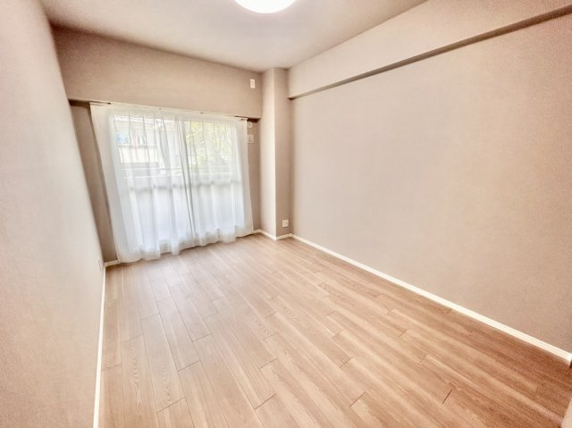 ダブルベッドを配置してもゆとりがある約7.0帖の広々とした洋室。主寝室に最適なサイズ感で、バルコニーに面した大きな窓から心地よい光が入ります。一日の疲れを癒やすリラックス空間にぴったりです