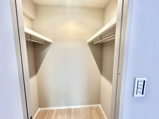 左右にハンガーパイプと枕棚を配した大容量のウォークインクローゼット。お気に入りの洋服をたっぷり掛けられるため、シワをつけずに美しく保管できます。衣装持ちの方やご夫婦の荷物もこれ一つで解決です。