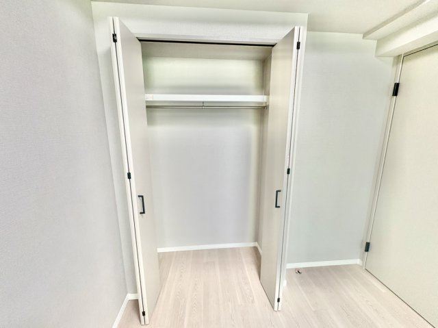 扉が大きく開く折れ戸を採用し、中の荷物を一目で配置・確認できる機能的なクローゼット。ハンガーパイプと枕棚付きで衣類や小物をすっきり一括収納でき、約4.9帖の居室を余すことなく広く使えます。
