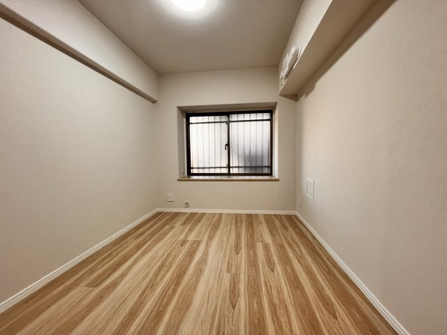 5.2帖の北東の居室になります。窓が大きいので光は入ります。