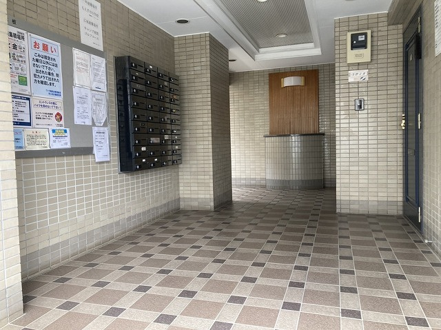 受付はマンションコンシェルジュがいる場合もあれば、管理人が滞在する小部屋を総称して呼ぶことがあります。主にエントランスに設置されていることから、防犯面でも期待ができます。防犯設備がない場合はより安心！
