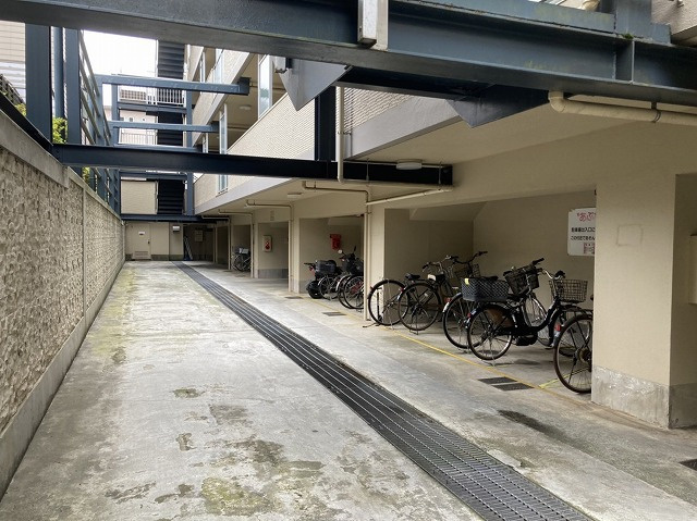 マンションの駐輪場は、事前に空きがあるか確認を取ると安心です。せっかく入居したのに駐輪スペースがない！なんてことになったら大変ですよね。そこで、内見時や購入前にはまず事前に確認しておくと良いでしょう。