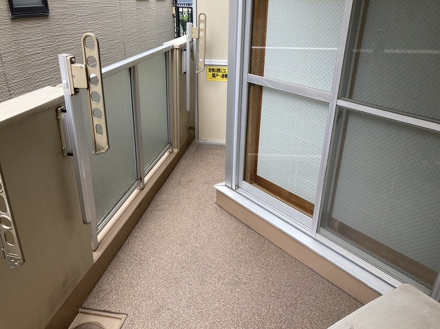 バルコニーは、室外の専用スペースのうち、「屋根がなく開放された空間」であるものを指します。ベランダより広いタイプのものが多く、日当たりもよいため家庭菜園などを楽しみたい人にとって適した環境となります。