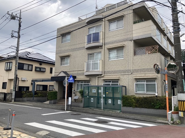 お持ちの車種によっては前面道路が広い方が便利でしょう。しかし、前面道路が広ければその分交通量が多くなるため、騒音などが気になる場合があります。実際に現地を見学し、周辺交通量や騒音などを確認しましょう！