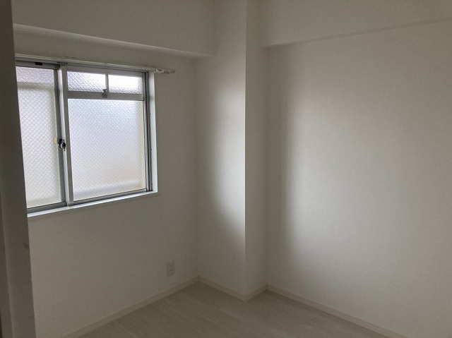 寝室でゆっくりと過ごすためにはベッド周りの適度な空間を担保することや窓の位置、照明の明るさ、寝室の広さなどを考える必要があります。自身や家族の構成とライフスタイルに併せて寝室にする部屋を選びましょう！