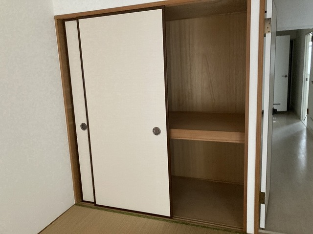 デザイン性を重視しすぎて収納が少なかった！なんてことにならないため、事前に現地で収納の数を確認しておくことをお勧めします。クローゼット以外にも床下収納や屋根裏収納、パントリーなどもチェックしましょう。