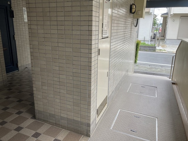 ロビーというと、エントランスと何がちがうの？と思いますよね。実はロビーとエントランスには明確な決まりはありません。物件によっては、エントランスを入って広がるある程度の広さのある空間がロビーとなります。