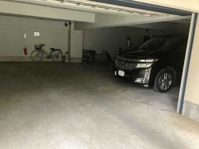 車一台あたりに必要なスペースは、標準サイズの普通自動車で横幅2m50cm、長さ5mは必要になります。ただし、乗降のことも考慮して横幅3m30cm、長さ5m50cmほどは確保できるところを選びましょう。