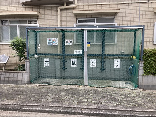 共有部分は、住民なら誰もが使える設備のこと。例えば駐車場やエレベーター、インターネット設備、セキュリティ設備などがあります。他にも、マンションの廊下・外部階段やエントランス・ゴミ置き場などがあります。