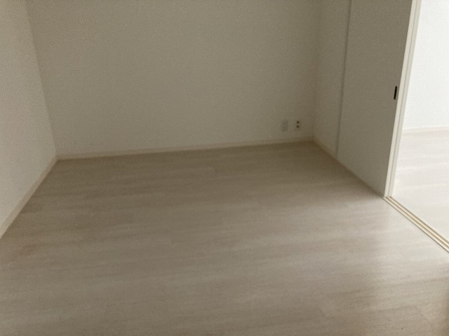 L型アイランドタイプは、キッチンからダイニングにもリビングにも目が行き届くので、とても使いやすい配置です。L字型独立タイプは、キッチンを独立させてるためLDKというよりもLDといった様なイメージです。