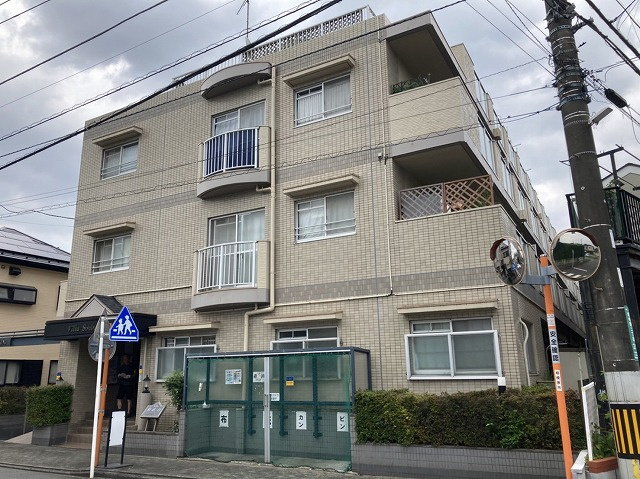 外観はマンション管理がされているかの目安になります。築年数が古いと、壁面は劣化してひび割れが生じることも！建物が古びていても細かいところが修繕されていると、きちんと管理されているなぁと感じるでしょう。