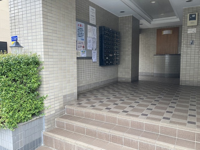 マンションのエントランスには、もともと風よけや防犯の役割がありますが、マンションによって宅配ボックスなどの設備が備わっている所もあります。日々の生活をイメージしながら生活しやすさをチェックしましょう。