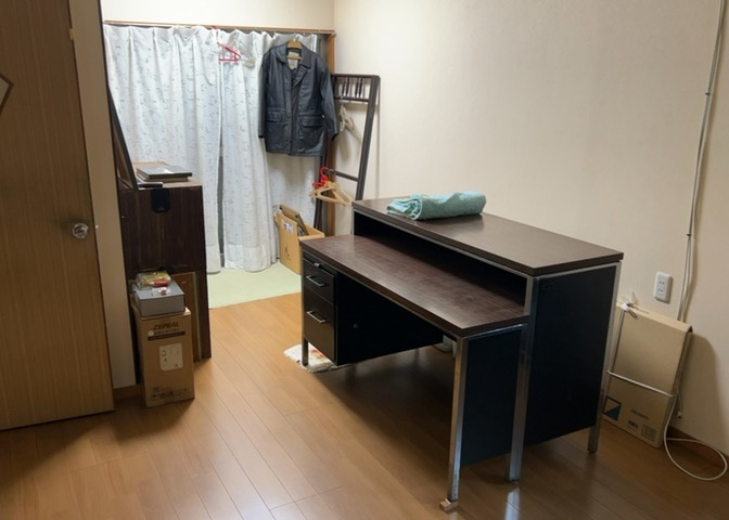 洋室のメリットは重い家具が置きやすく、身の回りが整理しやすいことです。　床がフローリングのため畳とは異なり凹みにくいです。　クローゼットなど収納が豊富で、普段使わない旅行カバンや服の整頓も簡単にです。