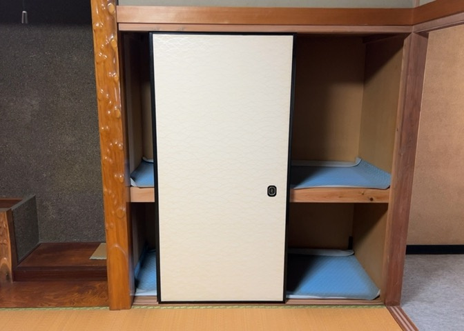 デザイン性を重視しすぎて収納が少なかった！なんてことにならないため、事前に現地で収納の数を確認しておくことをお勧めします。クローゼット以外にも床下収納や屋根裏収納、パントリーなどもチェックしましょう。