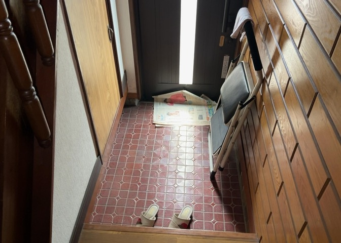 玄関は家の顔でもあり、家族以外の目にも止まる場所です。玄関は外との間を仕切る扉、靴などをしまっておく収納スペース、靴脱ぎのたたきスペース、来客とのやり取りをするドアホンなど複数のアイテムからなります。