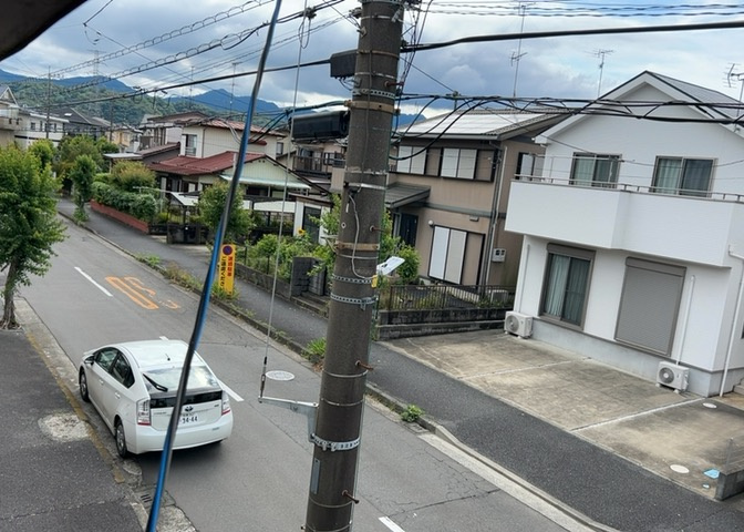バルコニーは、室外の専用スペースのうち、「屋根がなく開放された空間」であるものを指します。ベランダより広いタイプのものが多く、日当たりもよいため家庭菜園などを楽しみたい人にとって適した環境となります。