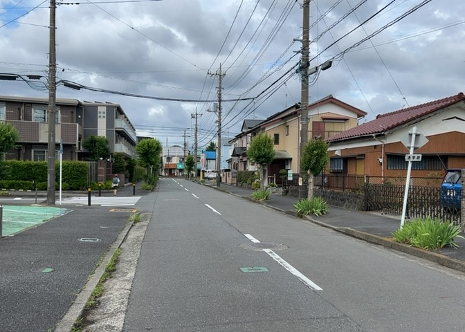 住宅用の土地では前面道路に2m以上接していなければならないと法律で定められています。しかし、お持ちの車のサイズやライフスタイルなどにより、2mでは利便が悪い場合もございますので、事前に確認しましょう。