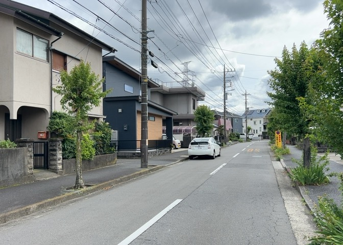 お持ちの車種によっては前面道路が広い方が便利でしょう。しかし、前面道路が広ければその分交通量が多くなるため、騒音などが気になる場合があります。実際に現地を見学し、周辺交通量や騒音などを確認しましょう！