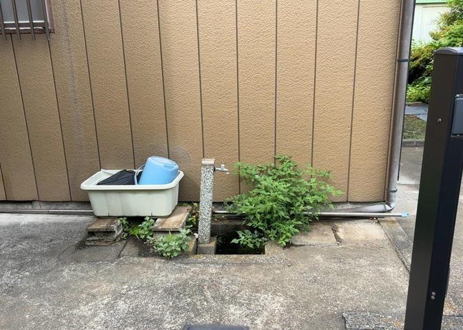 敷地内に散水栓や立水栓があると便利です。水道水を直接利用できるため、水を運ぶ手間を省くことが出来ます。大量の水を必要とする洗車作業や清掃などに役立ちます。その他設備とあわせて、現地でご確認ください。