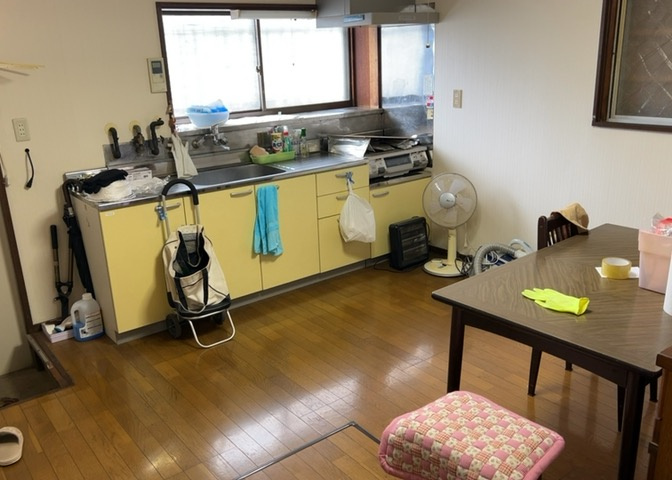 ダイニングは、食事や家族の団らんスペースとしてだけではなく、ほかの用途としても使用することができます。ダイニングテーブルを置き、食事のためのスペースを作ることでリビングとの差別化を図ることができます。