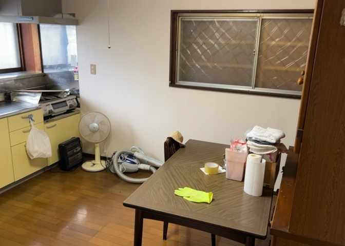 DKの物件でも広く見せたい方は、ダイニングスペースを広く使えるように工夫しましょう。低めのダイニングソファを置くと、家具の圧迫感が減り、広く見せることができ、ダイニングをリビングのように使用できます！