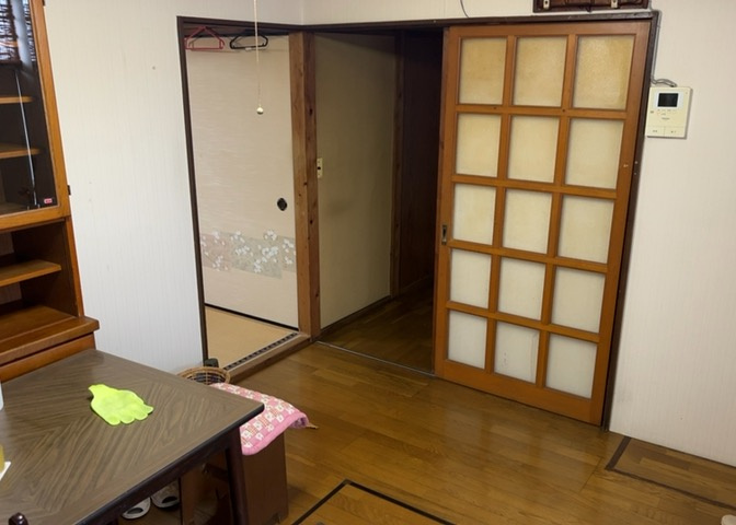 ダイニングとキッチンの間を扉や壁などで仕切らず、一体化させた間取りです。キッチンカウンターがついている物件ならば、食事をキッチンカウンターで取ることで、ダイニングスペースをリビングとして使用できます。