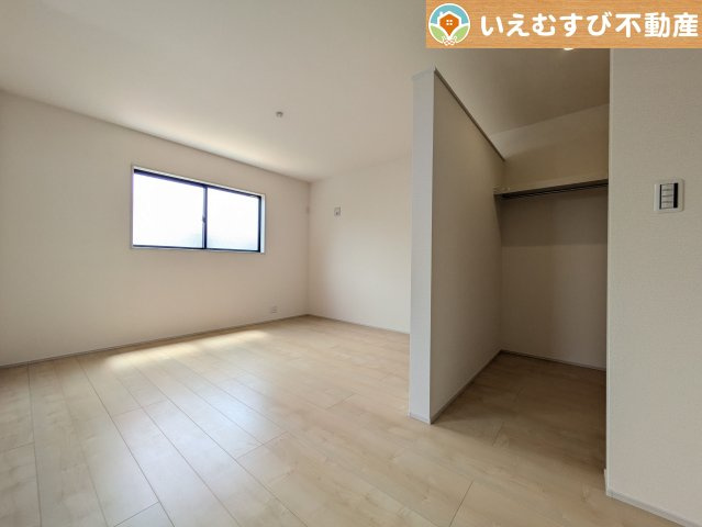 ぬくもりのある色合いでシンプルな洋室　日当り良好で明るい洋室！大容量のウォークインクローゼット付き♪