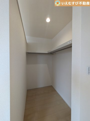 たっぷりの収納力を備えたウォークインクローゼット　たくさん収納できるので季節物やかさばるバッグなども片付きます♪