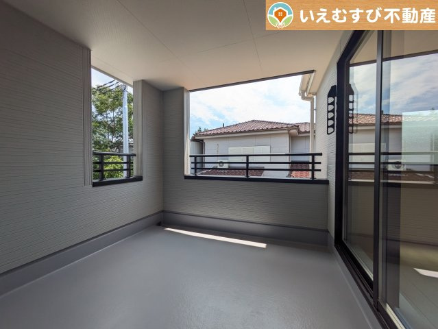 ゆとりの広さのインナーバルコニー　急な雨でもインナーバルコニーなら安心！天気を気にせず干して外出できます♪
