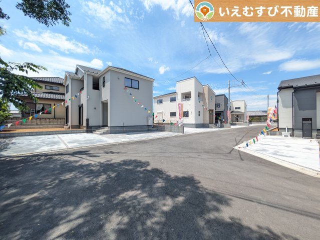 整備されたばかりの綺麗な6ｍ道路　ゆとりの6ｍ道路に面しているのでお車の駐車も楽々、すれ違える広さが嬉しい！