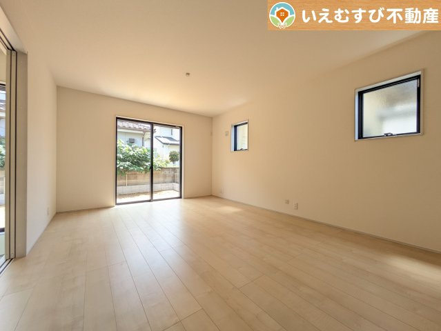 ナチュラルな色合いで落ち着いた印象のリビングダイニング　ぬくもりのあるナチュラルな空間。グリーンを飾っても相性が良さそうですね♪