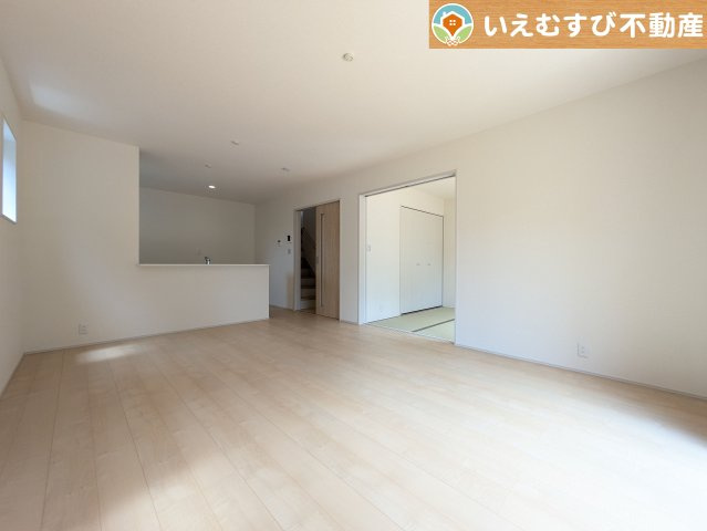 開放感と家族との距離感にこだわったＬＤＫ　採光たっぷりのリビングで休日には家族みんなでくつろげそうですね♪