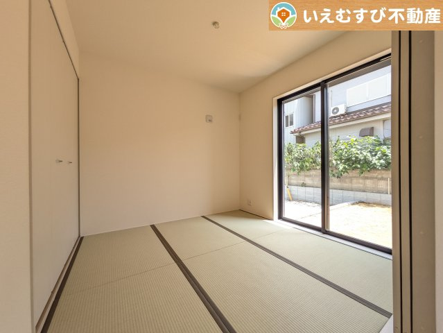 すぐ横になれる和室は、みんながほっと一息つける空間　ちょっとした休憩や来客時、お子様のお世話にも大活躍しそうですね♪