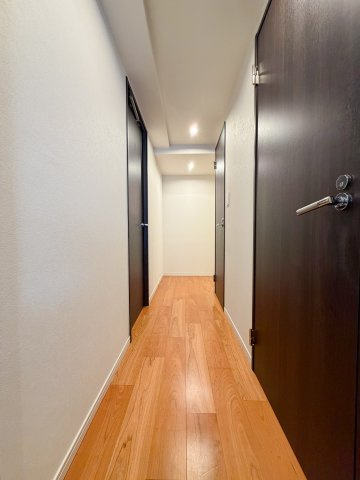 本物件玄関廊下周り。床と建具の色のコントラストがオシャレ！2018年に室内大規模リフォーム履歴有