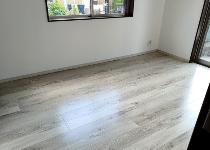 洋室のメリットは重い家具が置きやすく、身の回りが整理しやすいことです。　床がフローリングのため畳とは異なり凹みにくいです。　クローゼットなど収納が豊富で、普段使わない旅行カバンや服の整頓も簡単にです。