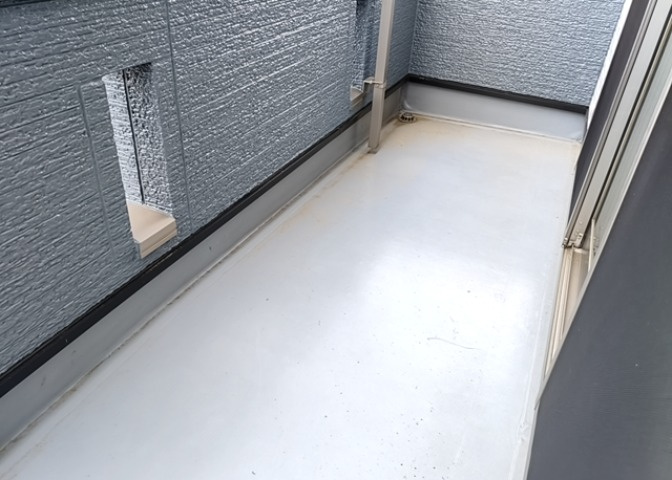 バルコニーは、室外の専用スペースのうち、「屋根がなく開放された空間」であるものを指します。ベランダより広いタイプのものが多く、日当たりもよいため家庭菜園などを楽しみたい人にとって適した環境となります。