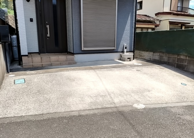 住宅用の土地では前面道路に2m以上接していなければならないと法律で定められています。しかし、お持ちの車のサイズやライフスタイルなどにより、2mでは利便が悪い場合もございますので、事前に確認しましょう。