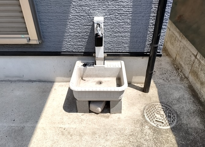 敷地内に散水栓や立水栓があると便利です。水道水を直接利用できるため、水を運ぶ手間を省くことが出来ます。大量の水を必要とする洗車作業や清掃などに役立ちます。その他設備とあわせて、現地でご確認ください。