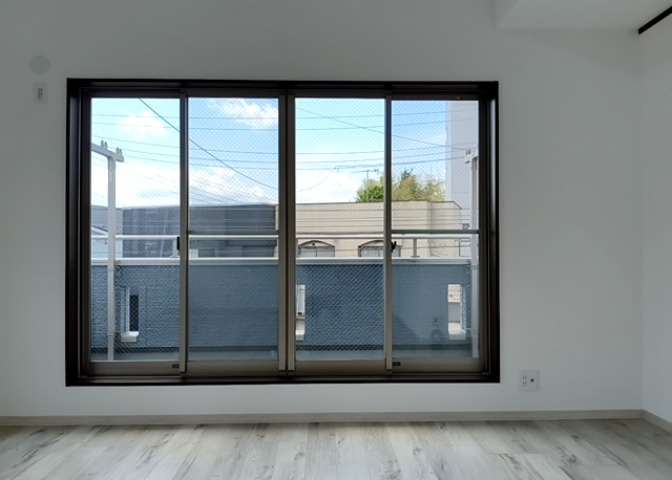 サッシは、ガラス窓に使用される金属製の窓枠です。一般的に住宅建築では、金属製建具工事の段階でガラス類・玄関などと同時に設置されます。種類や構造により断熱性能や遮音性能が異なるので現地でご確認ください。