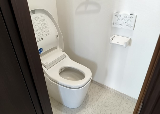 トイレは大きさや形、機能、抗菌性などが異なる多種多彩なタイプが各メーカーから出ています。それぞれに良さがあるため、事前にどういったタイプのトイレがいいのかをご家庭内で決めて、内見に行くといいでしょう。