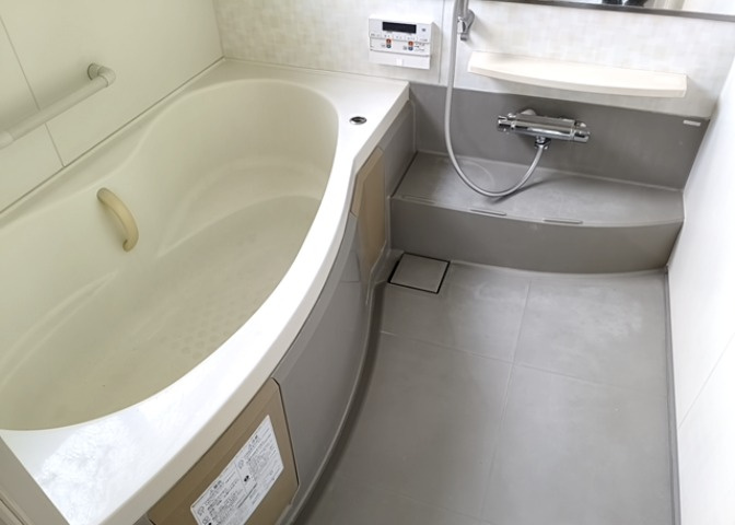 入浴時の快適さも大事なことですが、綺麗な状態を維持できなければ気持ちよく入浴できません。毎日の掃除が楽という点は大事なポイントになります！カビが生えにくく掃除がしやすい、壁や浴槽を選ぶといいでしょう。