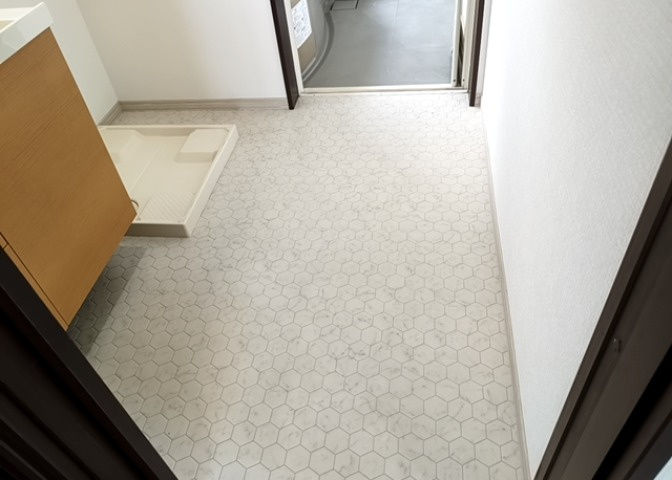 多くの戸建て住宅で見かける洗面脱衣所は、洗面台と洗濯機が2畳ほどのスペースに並べられていて、洗面所が脱衣所を兼ね備えている間取りが一般的です。お客様が利用することもある、パブリックな空間でもあります。