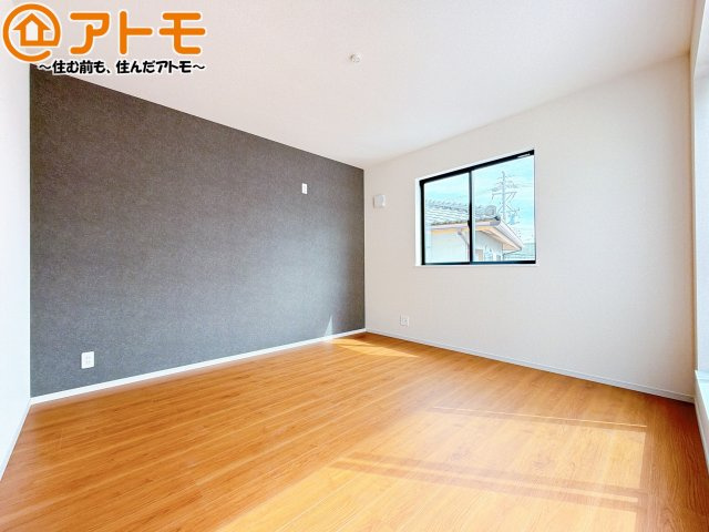 アクセントクロスが印象的なお部屋です。お気に入りの家具に囲まれてゆったり過ごしたいですね♪