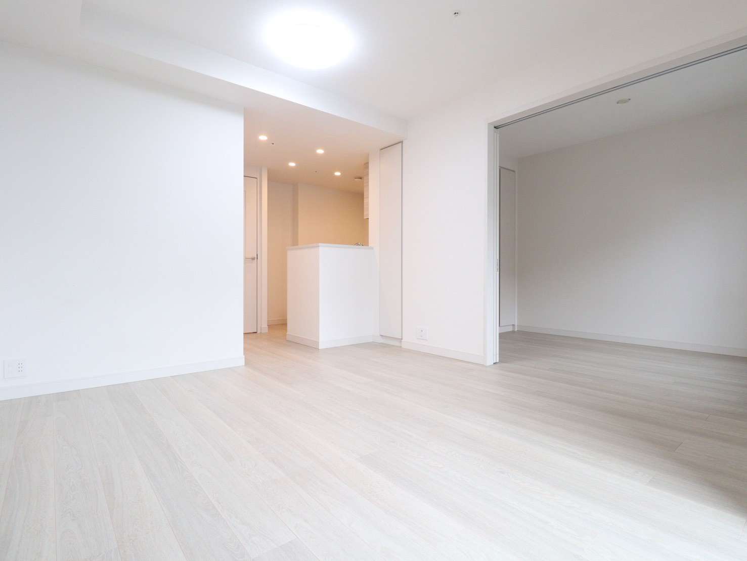 【リビングダイニング】窓からたくさんの陽が差し込み、お部屋全体がとても明るく、暖かみある空間です☆