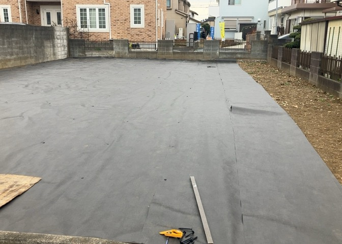 土地の前の道路に消火栓が設置されていることがあります。この場合、道路交通法第45条第1項により、駐車禁止の場所が指定されています。そのため、車庫などの駐車スペースをつくることができない場合があります。