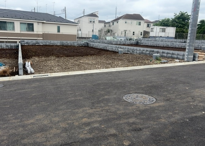 土地の形が極端に長細かったり、狭小地、あるいは道路との高低差がある傾斜地だった場合、後々売ろうとしても買い手がつかない場合もあります。後々、売却することになった時に価値の下がらない土地を選びましょう。