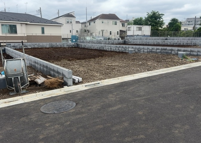 土地の面積＝住宅面積ではありません。建ぺい率の問題などで、土地のある場所によって住宅を建てられる面積は限られています。高さもしかり、「土地」という言葉の中には、建築条件も含まれると考えておきましょう。